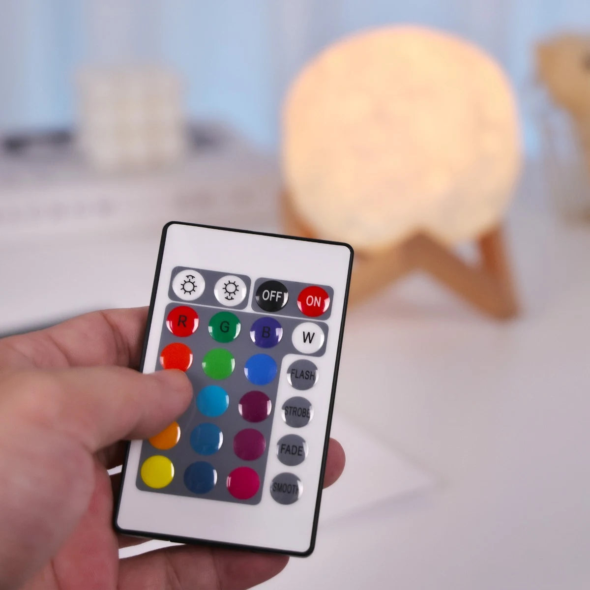 Veioza LED RGB Hoff Luna, cu telecomanda, aspect lemn + alb, modern