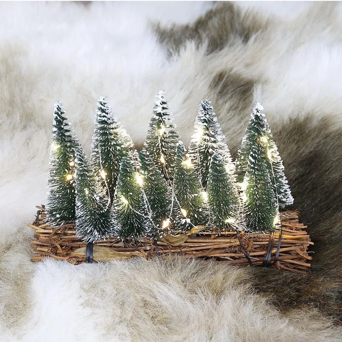 Decoratiune brad nins Hoff, 27 LED-uri, lumina calda, H 12 cm, alimentare baterii