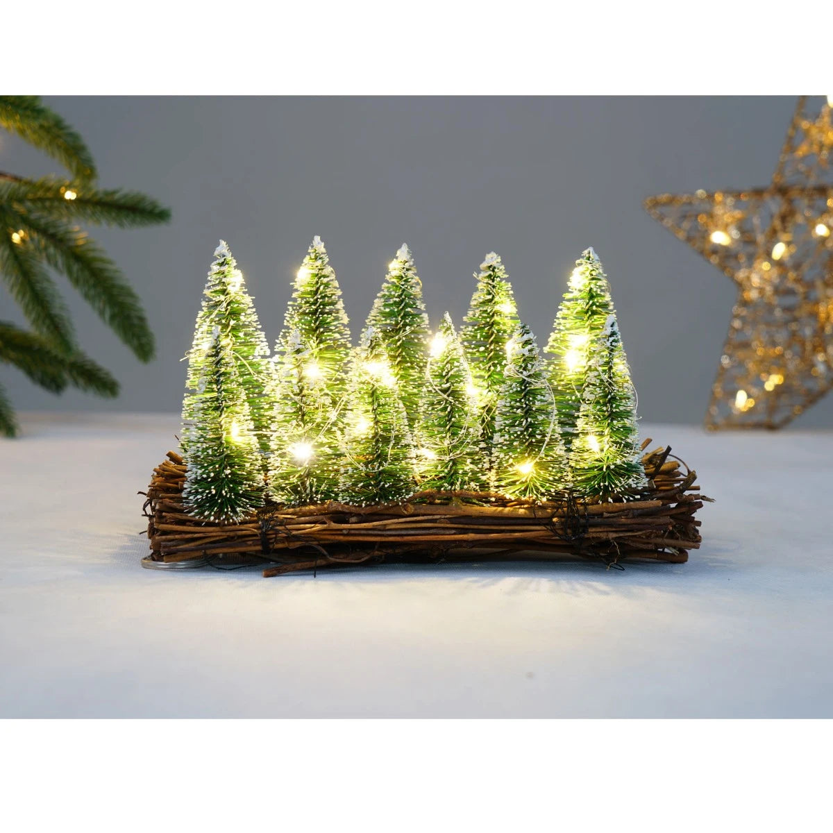 Decoratiune brad nins Hoff, 27 LED-uri, lumina calda, H 12 cm, alimentare baterii