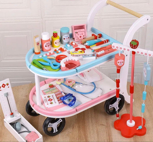 Set Doctor Carucior Spitalul Mobil Strawberry Clinic, din lemn